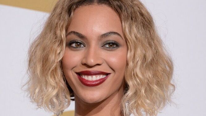 Beyoncé, debido a sus múltiples cambios de look luce el pelo muy maltratado.