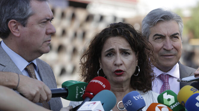 La ministra de Hacienda en funciones, María Jesús Montero, atiende a los medios en su visita a la Zona Franca en el puerto de Sevilla.