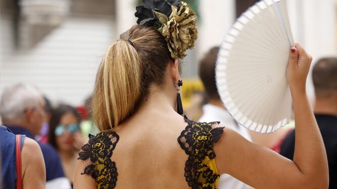 Una mujer con un abanico durante la pasada Feria de Málaga.