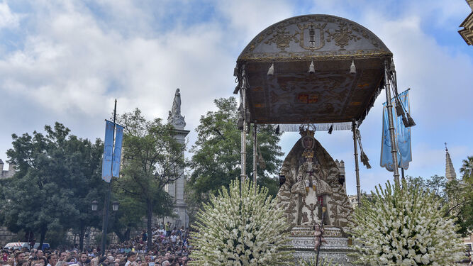 La Virgen de los Reyes discurre por la Plaza del Triunfo en la procesión del año pasado.