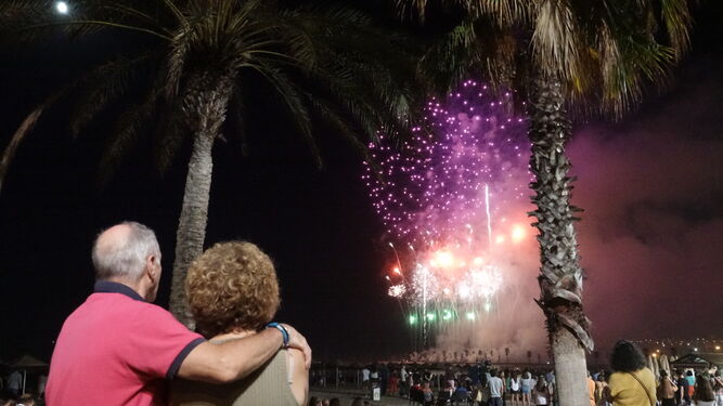 Los fuegos artificiales que dieron inicio a la Feria, vistos desde la Malagueta.