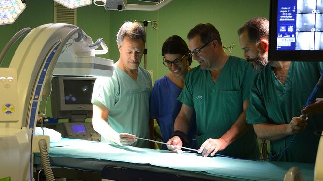 Varios profesionales del SAS en un hospital de Cádiz.