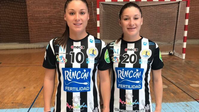 Las hermanas López con las nuevas camisetas.