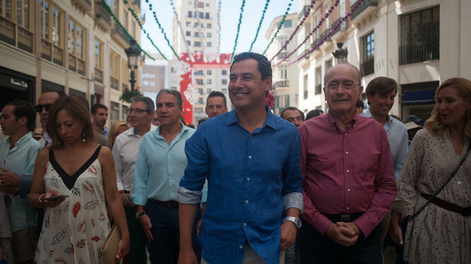 Juanma Moreno recorre la calle Larios, este viernes, durante la Feria de Málaga.