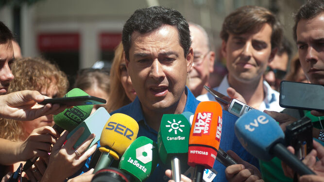 Juanma Moreno, atiende a los medios este viernes en la Feria de Málaga.