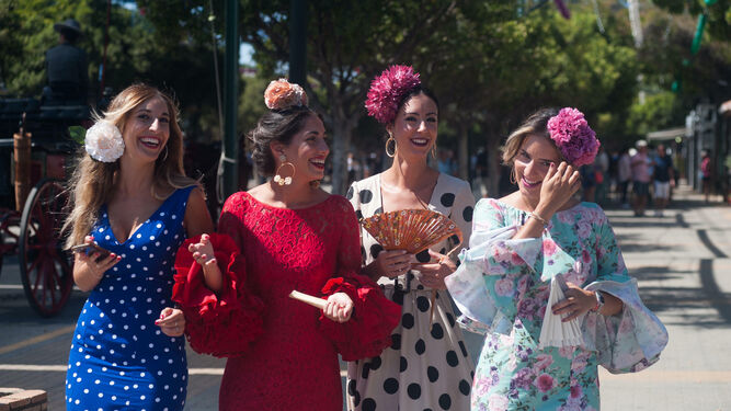 Un grupo de flamencas luciendo sus trajes por el Real.