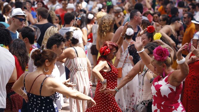 Feriantes bailan en la calle Larios.