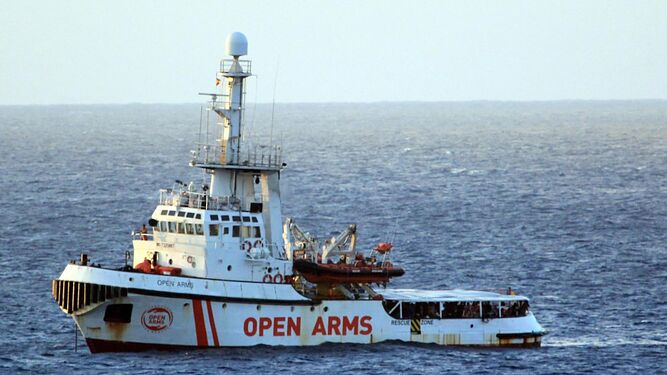 El buque 'Open Arms', cargado de migrantes, frente a las costas italianas de Lampedusa.