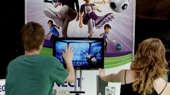 Dos adolescentes disfrutan de un videojuego