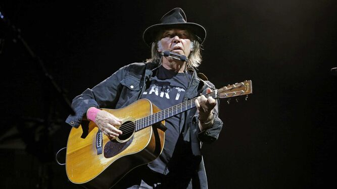 Neil Young, durante una actuación reciente.
