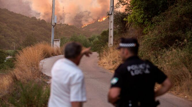 Imagen del fuego que asola el término municipal de Estepona
