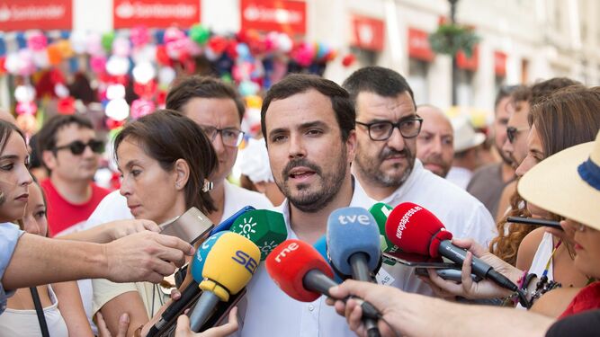 Garzón atiende a los periodistas este martes en Málaga.