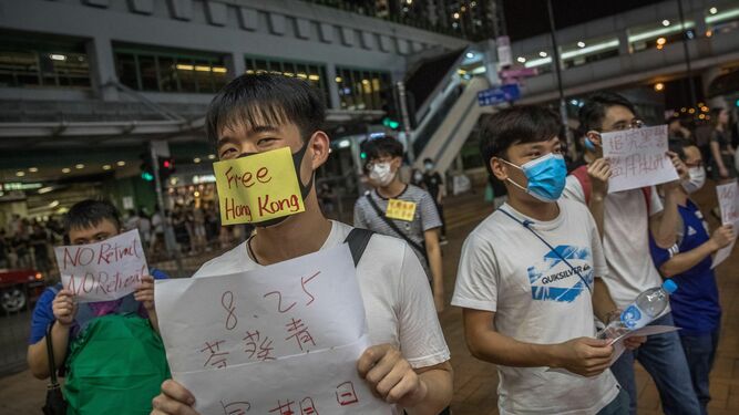 Activistas contra el Gobierno de Hong Kong en plena protesta.