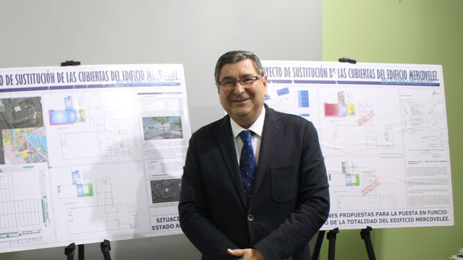 El alcalde de Vélez-Málaga, Antonio Moreno, durante la presentación del proyecto de remodelación Mercovélez.