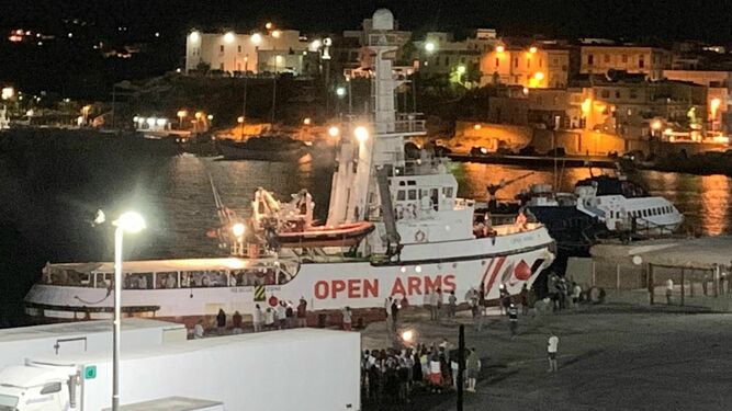 El barco, ya en el puerto de Lampedusa.