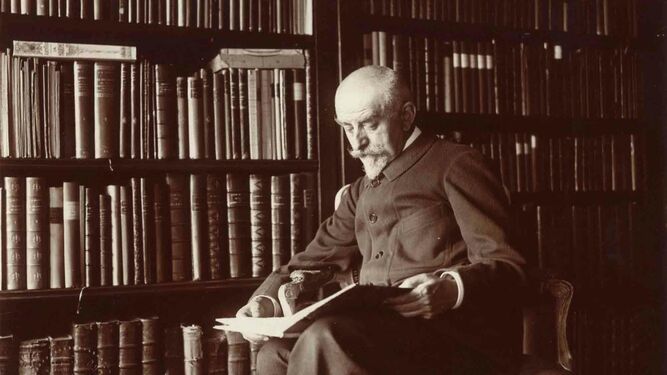 El escritor francés Joris-Karl Huysmans (París, 1848-1907), leyendo en la biblioteca de su casa.