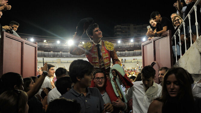 Jesús Romero sale a hombros de La Malagueta, ayer, tras la primera semifinal del Certamen de Novilladas.