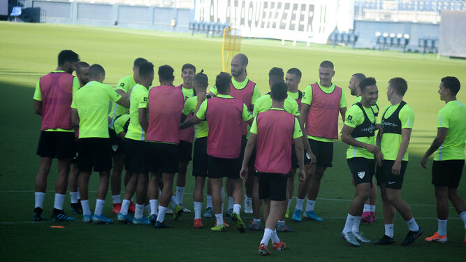 Los jugadores del Málaga CF en el entrenamiento de este viernes.