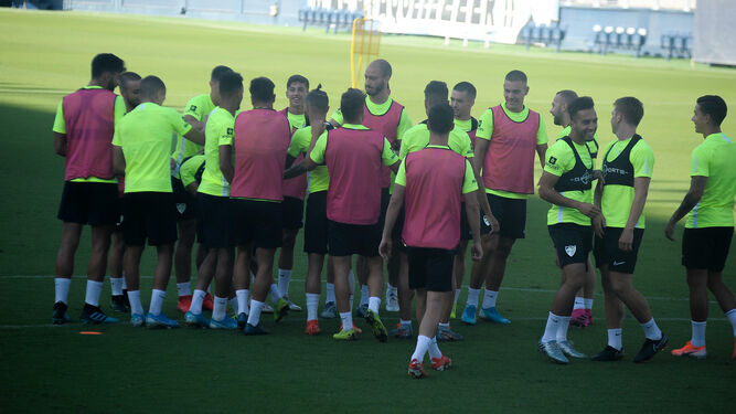 Los jugadores del Málaga CF en un entrenamiento.