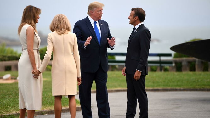 Donald Trump y Emmanuel Macron, ayer en Biarritz junto a sus esposas.