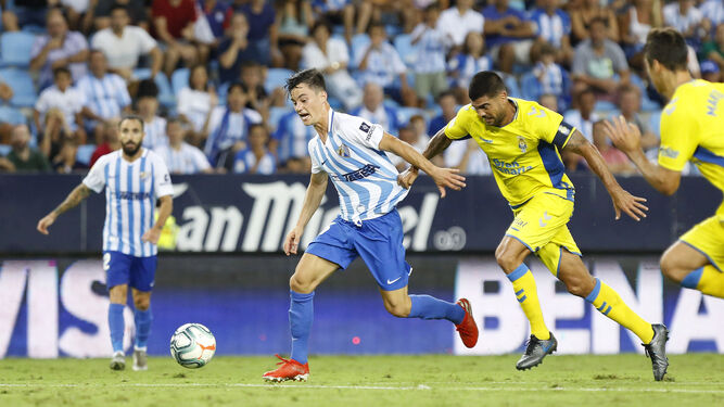 Juanpi, justo cuando le hacen el penalti en el Málaga-Las Palmas.