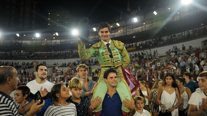 El novillero Jesús Romero sale a hombros tras su triunfo en La Malagueta.