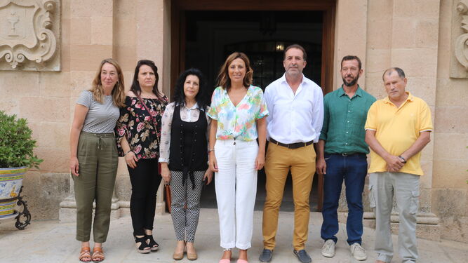 La alcaldesa de Ronda y la teniente de alcalde junto a los alcaldes pedaleos.