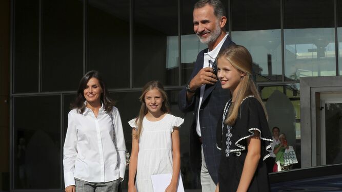 Leonor y Sofía, con sus padres, los Reyes, a la entrada del hospital donde ha sido intervenido el Rey Emérito.