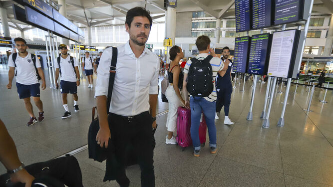 Víctor, junto a la expedición del Málaga en el aeropuerto.
