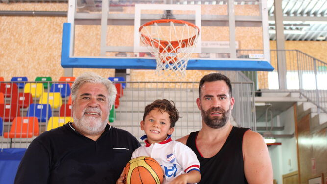 Carlos Cabezas padre e hijo con Alejandro, sobrino del campeón del mundo malagueño.
