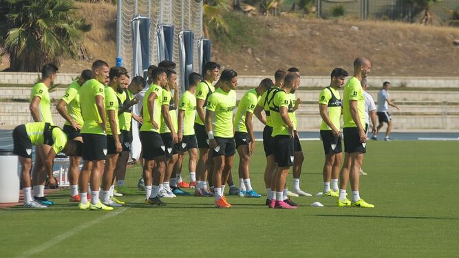 Los jugadores del Málaga, durante el calentamiento.