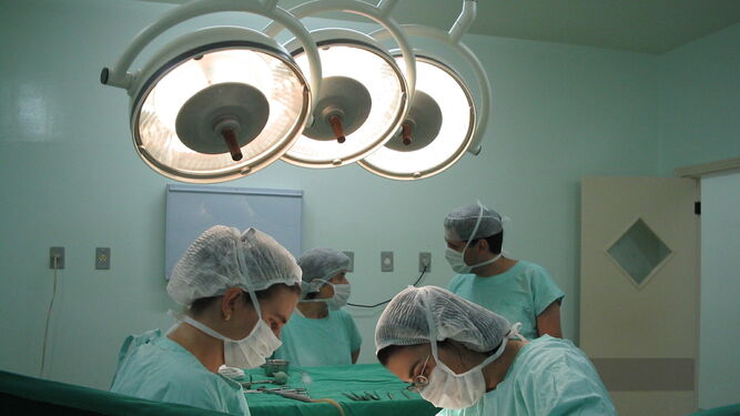 Profesionales durante una operación.
