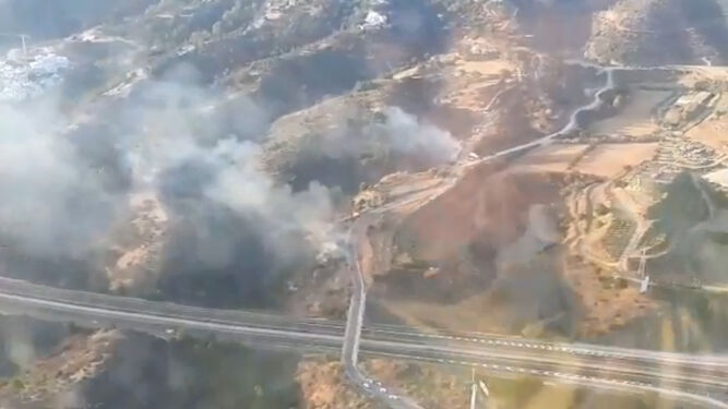Efectivos del Plan Infoca trabajan en un incendio en un paraje forestal de Marbella