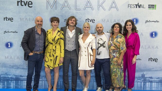 El reparto principal de 'Malaka', en la gala inicial del FesTVal vitoriano