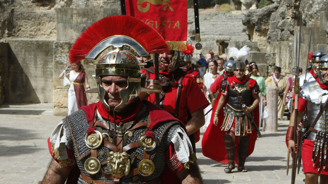 Una centuria romana desfila por Itálica.