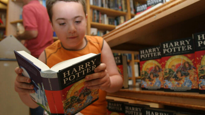 Un niño lee uno de los volúmenes de la saga en una librería.