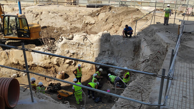 Operarios durante el hallazgo de restos encontrados en la obra del Metro