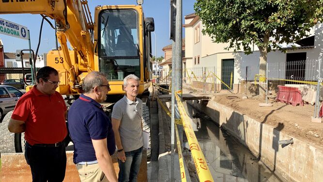 Inicio de las obras de reparación del canal urbano de Campillos.