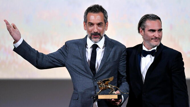 Todd Phillips celebra el León de Oro de la Mostra junto al protagonista de 'Joker', el actor Joaquin Phoenix.