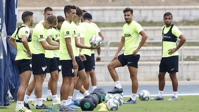 Los jugadores del Málaga, durante el entrenamiento.