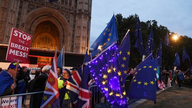Manifestantes contrarios al 'Brexit' durante una protesta ante el Parlamento de Westminster este pasado lunes, cuando se cerró un mes.
