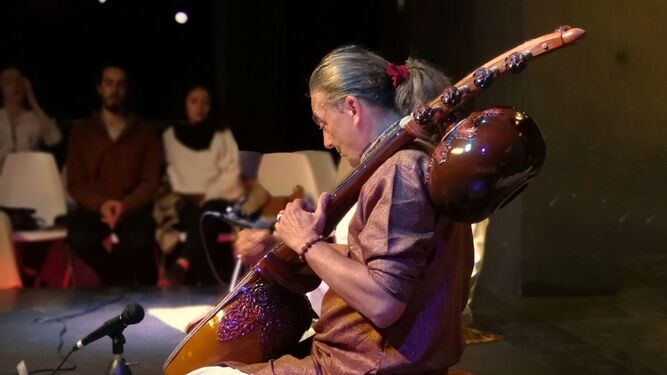 El maestro Govinda Schlegel, con el sitar, durante una actuación.