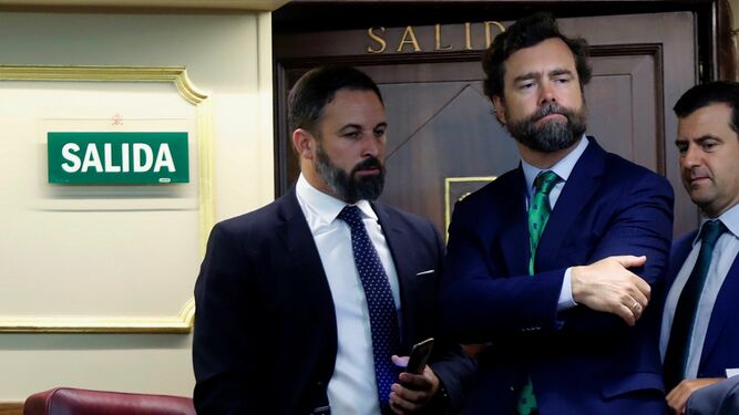 El líder de Vox, Santiago Abascal, y el portavoz en el Congreso, Iván Espinosa de los Monteros, este miércoles en el Congreso.