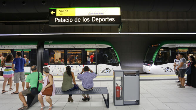 Usuarios del Metro de Málaga