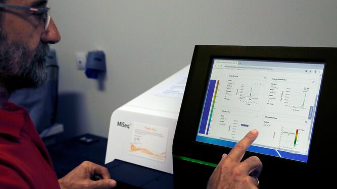 Un científico analiza los datos de la listeriosis en un laboratorio de Madrid.