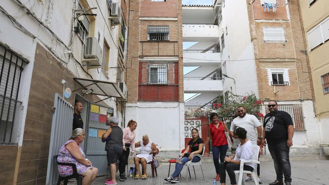 Laura Baena, Ismael Gómez y Manolo Trigo charlan con vecinas del barrio.