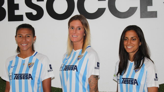 Pamela, Adriana y Ana Buceta posando con la camiseta del Málaga.