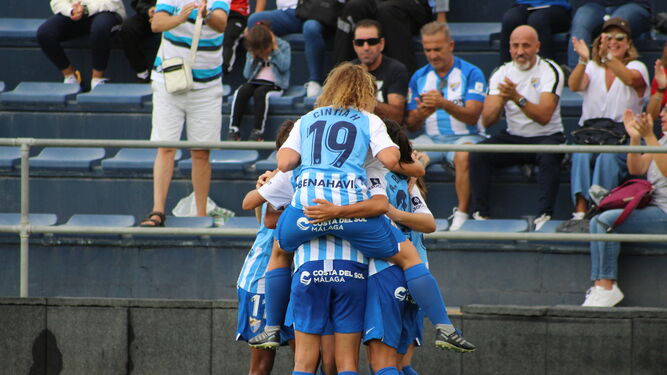 Jugadoras del Málaga Femenino celebrando el gol del empate.
