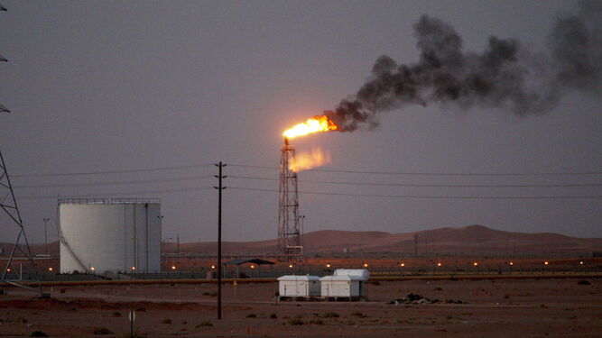 Dos llamas de gas detrás de las tuberías en el desierto en el campo petrolero Khurais, atacado el sábado por drones, a unos 160 kilómetros de Riad.
