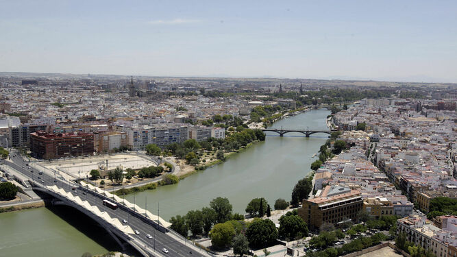 Una vista panorámica del paisaje urbano de la ciudad y del río Gudalquivir tomada desde la Torre Sevilla.